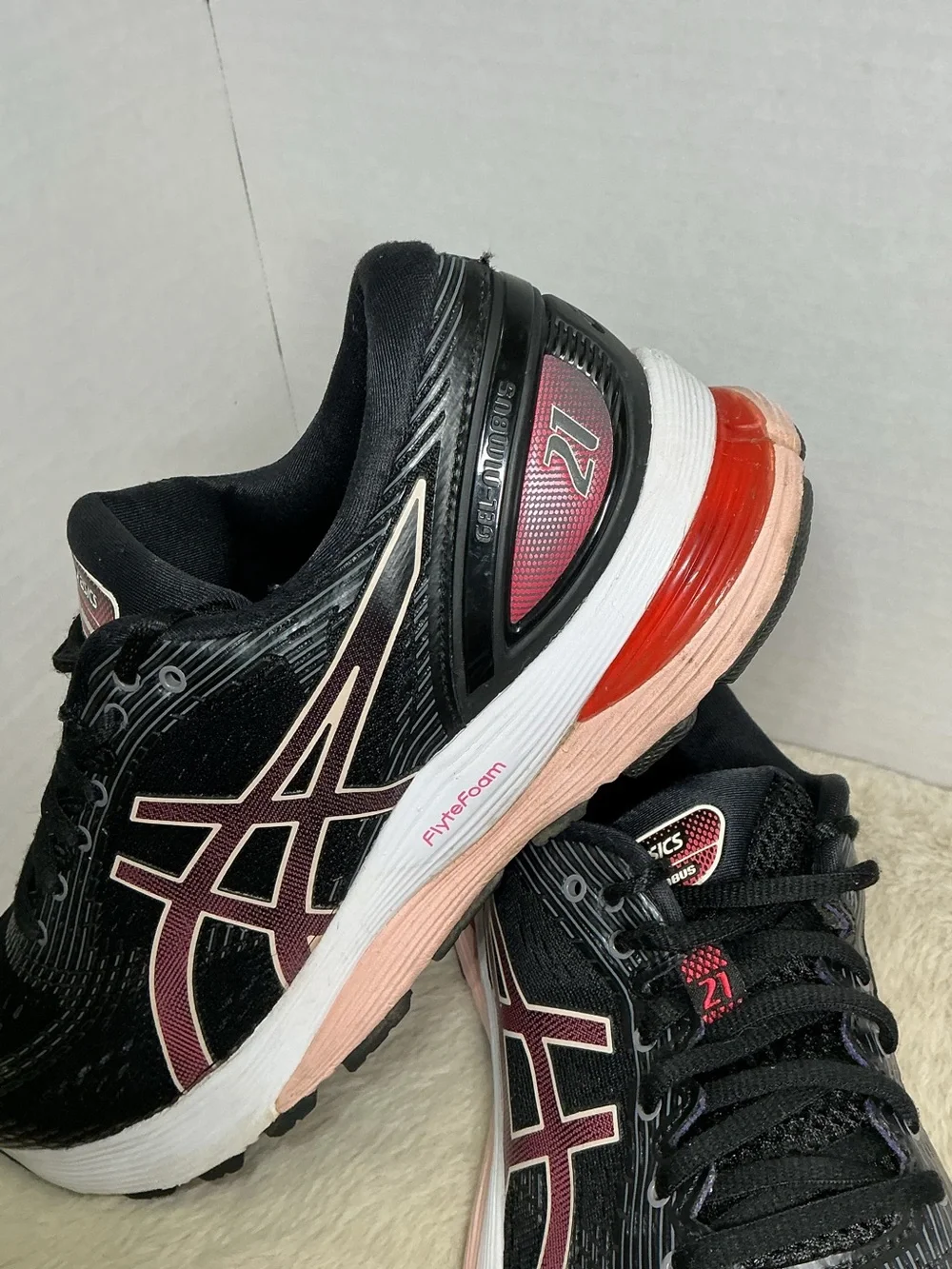 ASICS GEL-Nimbus 21 Women’s Running Shoes  Size 9 Black/Laser Pink  1012A156 EUC